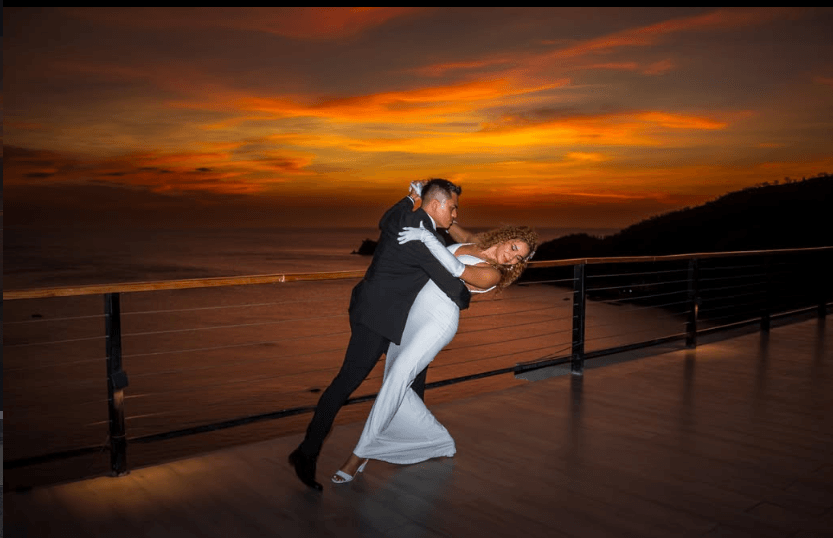 Fotografía de boda en el restaurante Burukuka en pleno ocaso: uso de luz natural y artificial con godox tt685 y edición dramática con sombras fuertes por Oscar Ivan Diaz Bonilla.