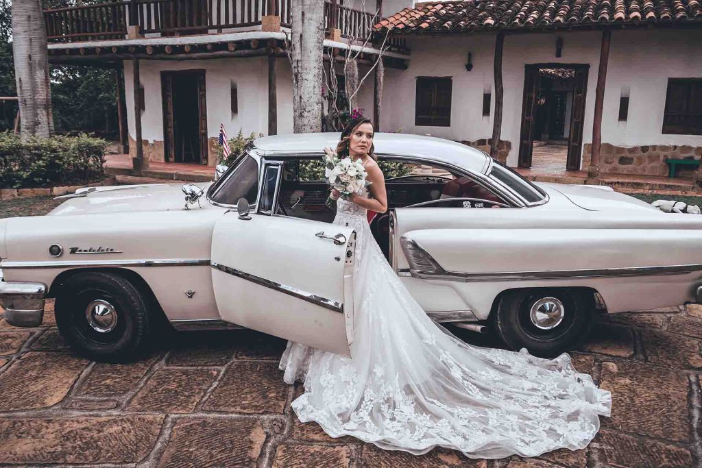 Fotografía de boda en Hotal Barichara en día nublado: uso de luz natural y edición dramática Vintage con sombras fuertes por Oscar Ivan Diaz Bonilla.