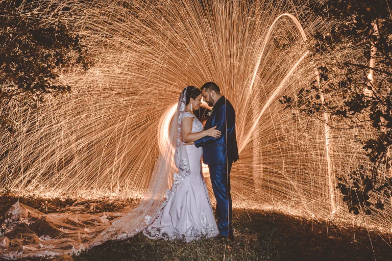 Sesión fotográfica de los novios en su boda. Manejo de luz artificial y usando la técnica ligth painting. Cámara Nikon y luz godox tt685